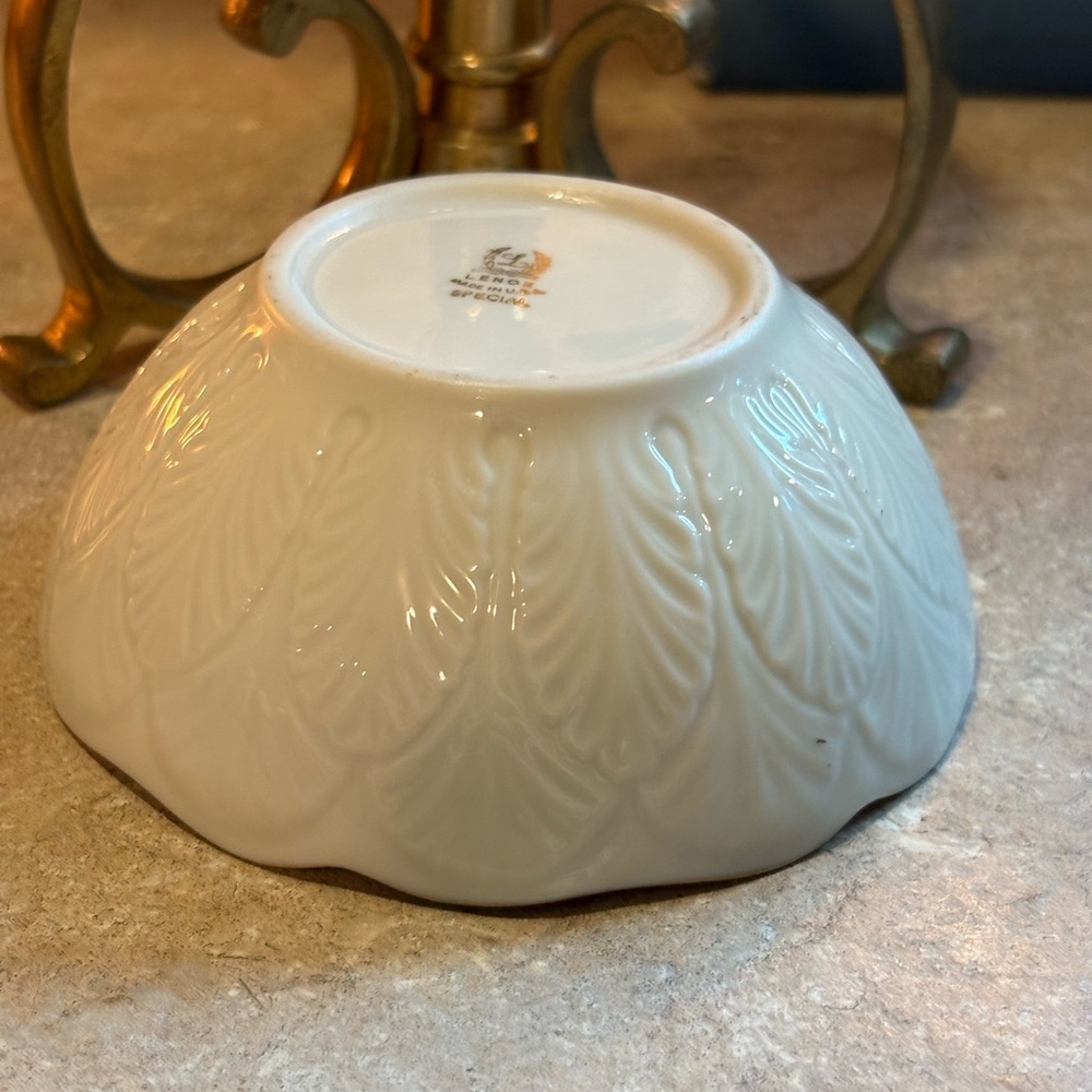 Lenox nut bowl “Holiday” holly berry design. - Picture 4 of 7